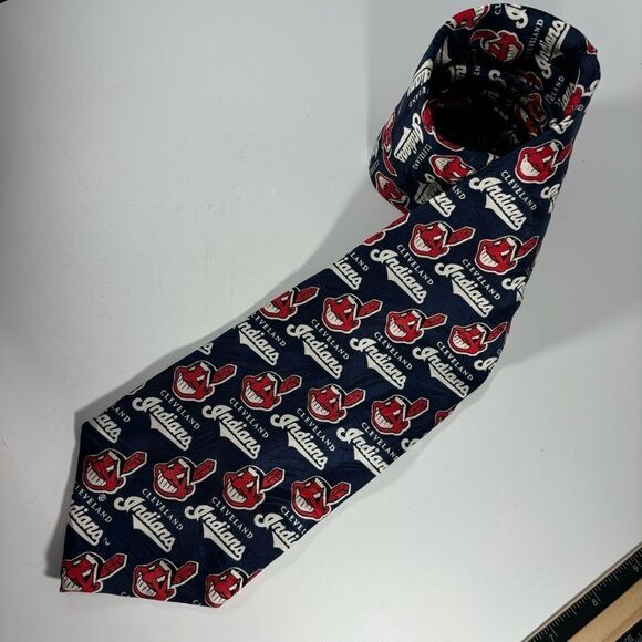 VINTAGE CLEVELAND INDIANS / GUARDIANS 1995‎ RM Sports CHIEF WAHOO 100% Silk Tie - Picture 1 of 6